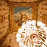 Dal soffitto cade poi un sontuoso lampadario dell�800 che regala luce ad ogni angolo della stanza